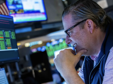 华尔街嗨了！特朗普对中国开火加码关税125%！但对其他国家突然喊停给予90天喘息期！美股火箭式反弹！